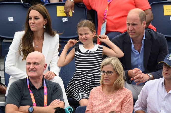 Nuda je největším nepřítelem (nejen) královských dětí. Dokazuje to chování princezny Charlotte na loňských Hrách Commonwealthu, kam doprovodila tatínka s maminkou a sportovní klání ji evidentně sledovat nebavilo.