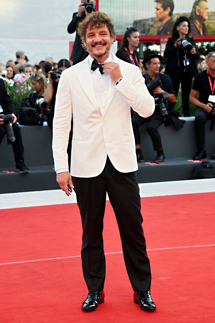 Na filmovém festivalu v Benátkách byl Pedro za elegána v jednořadém obleku na míru s bílým sakem a černými kalhotami značky Brunello Cucinelli (98 000 Kč), bavlněné smokingové košili od téhož výrobce (26 000 Kč) a luxusními hodinkami Bulgari (144 000 Kč).