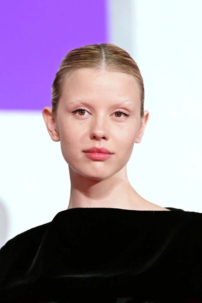 Trendu odbarveného obočí neodolala ani herečka Mia Goth.