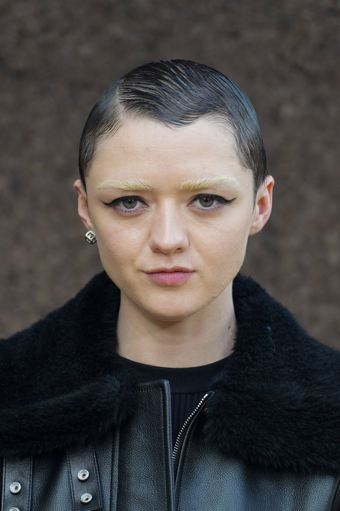 Na podzimní týden módy v Paříži byla s odbarveným obočím i herečka Maisie Williams.