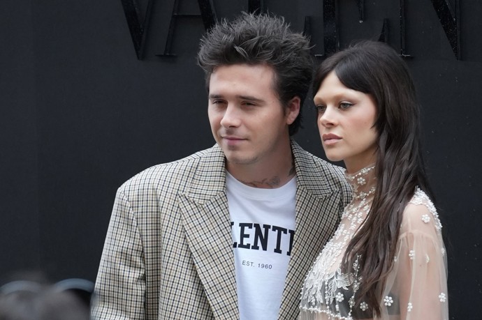 Na přehlídku Valentino na konci loňského roku zase pro změnu přišla s odbarveným obočím Nicola Peltz Beckham. 