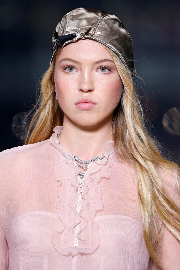 Detail modelu jarní řady značky Fendi.