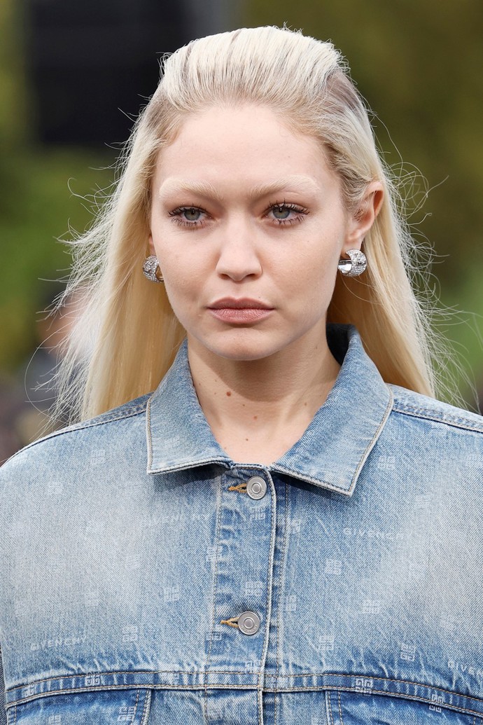 Gigi Hadid na přehlídce Givenchy na podzim roku 2022. 