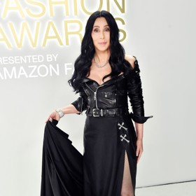 Zpěvačka si v posledních letech dopřává luxus změny účesu prostřednictvím paruk. Zda jsou tyto její "přirozené" černé kadeře její vlastní, je otázkou.