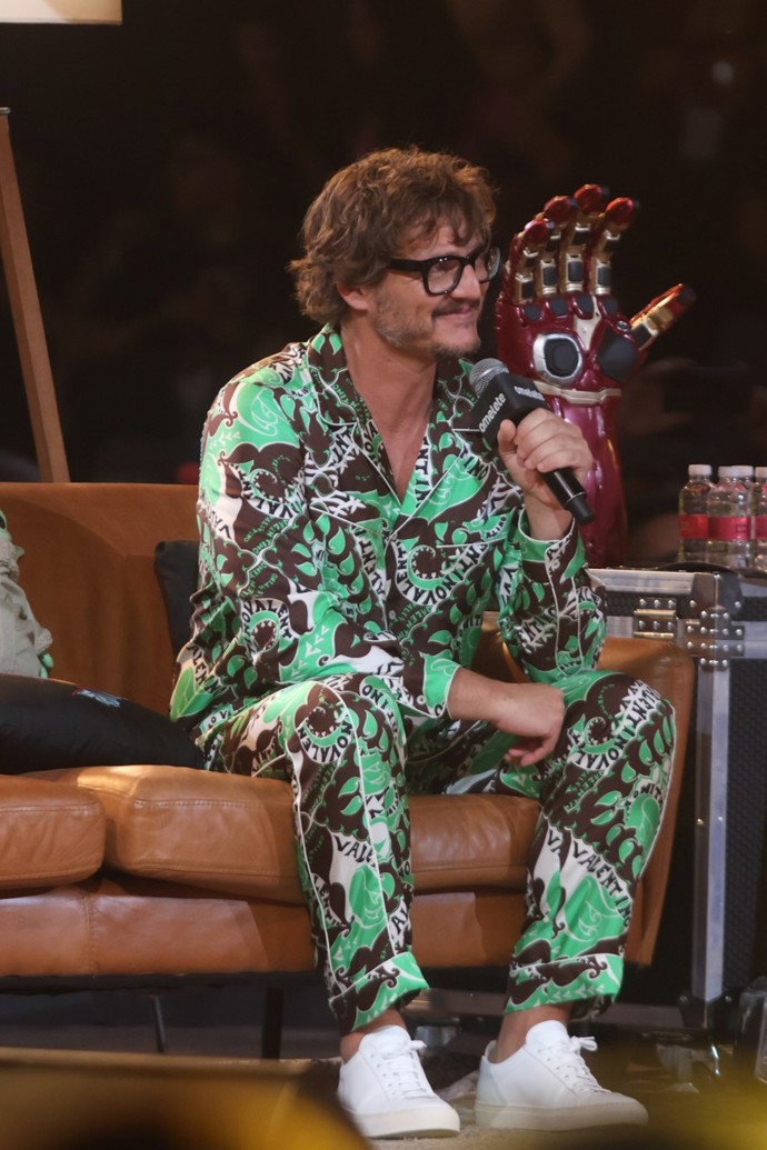 Pedro Pascal dal na brazilském Comic Conu průchod své slabosti pro divoké vzory. A že mu to seklo! Zelené hedvábná košile s potiskem od Valentina (34 000 Kč) a hedvábné kalhoty s rovnými nohavicemi stejné značky (53 000 Kč).