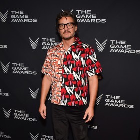 Nejen ďábel, ale i Pedro Pascal nosí Pradu. Zde konkrétně bavlněnou košili (39 500 Kč) a sametové kalhoty (48 500 Kč) této značky.