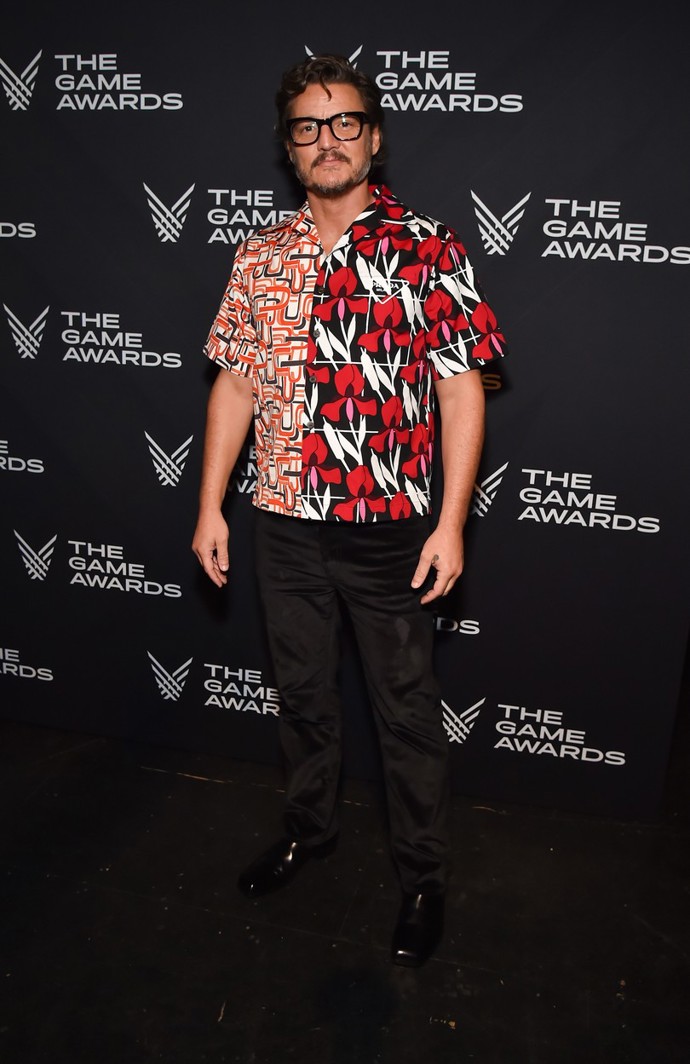 Nejen ďábel, ale i Pedro Pascal nosí Pradu. Zde konkrétně bavlněnou košili (39 500 Kč) a sametové kalhoty (48 500 Kč) této značky.