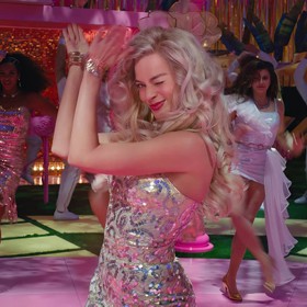 Barbie styl se poněkolikáté vrací jako trend i díky Margot Robbie. Ta si zahrála slavnou plastovou panenku ve filmu Barbie, který se chystá do kin v půlce července 2023.