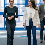 Kate má ale rovněž slabost pro mnohem dostupnější značku Zara, jako v tomto případě. Outfit pochází z únorové návštěvy školy v Derby.