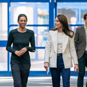 Kate má ale rovněž slabost pro mnohem dostupnější značku Zara, jako v tomto případě. Outfit pochází z únorové návštěvy školy v Derby.