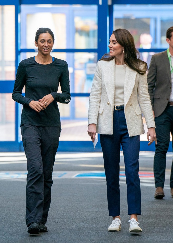 Kate má ale rovněž slabost pro mnohem dostupnější značku Zara, jako v tomto případě. Outfit pochází z únorové návštěvy školy v Derby.