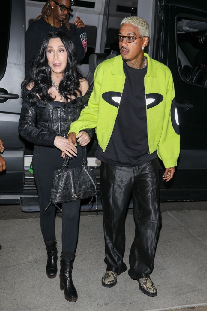 Po jejím boku nyní stojí o 40 let mladší hudební manažer Alexander Edwards (36).