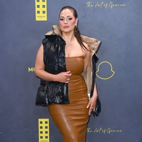 Ashley Graham je vzorem pro ženy plus size velikostí. Na sobě má koženkové šaty Cultnaked.