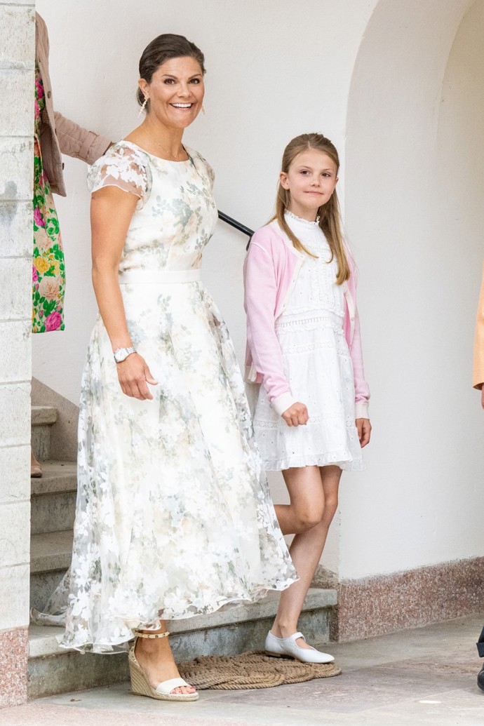 Za dámu byla i na loňské oslavě 45. narozenin maminky Victorie. Na sobě měla dvoubarevný kardigan Annabella značky Bonpoint a minišaty Catalina od značky Malina.