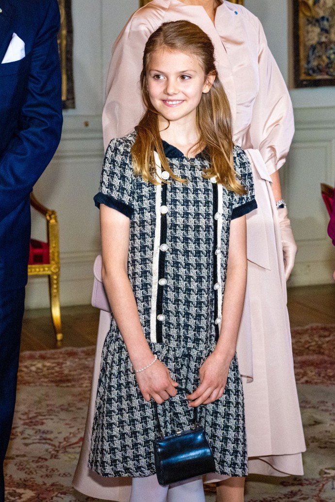 Kromě tvídové sukně Patachou se vzorem pepito, kterou oblékla na oficiální fotografii u příležitosti svých jedenáctých narozenin, patří do šatníku Estelle také tvídové šaty (3 100 Kč) této značky dětské módy.