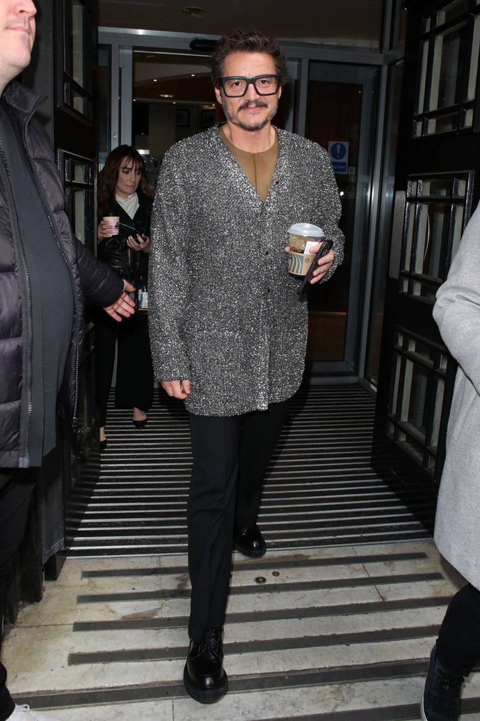 Koncem února ohromil Pedro Pascal v jednom ze svých příslovečných kardiganů. Tento stříbrný flitrovaný pocházel z kolekce 4SDESIGNS pro jaro/léto 2023. Outfit pak herec dotáhl k dokonalosti hnědým tričkem Commission z aktuální kolekce, dioptrickými brýlemi značky Andy Wolf a botami své oblíbené značky Adieu (10 000 Kč).