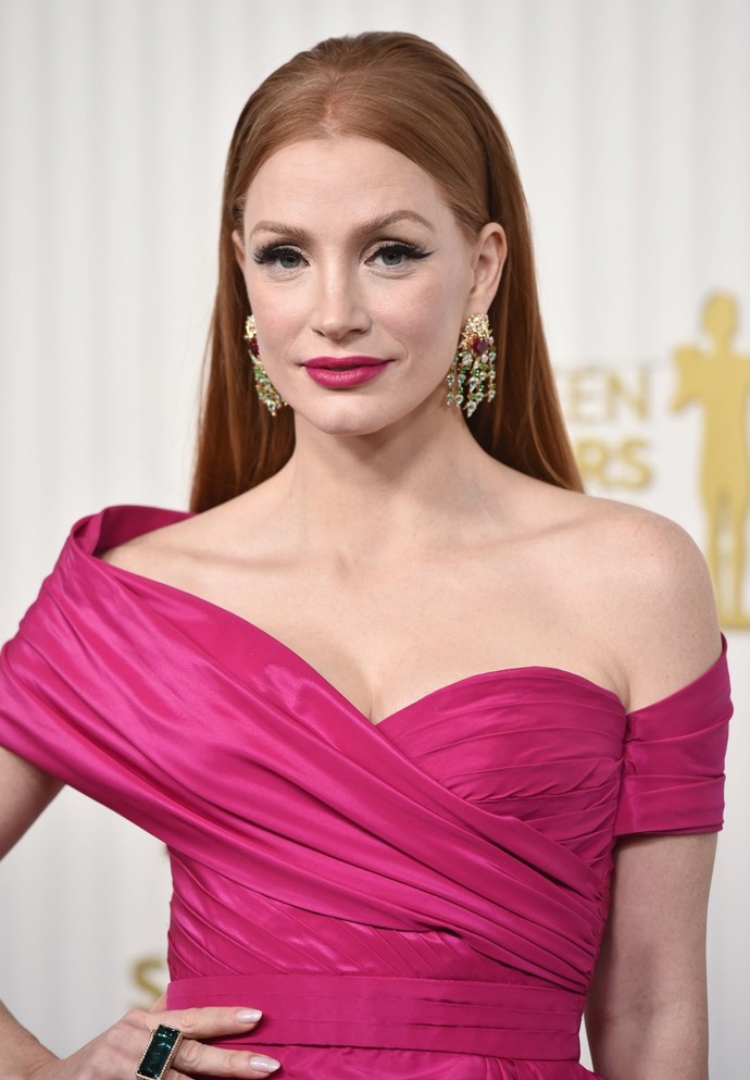 Jessica Chastin boří mýty o tom, že zrzkám nesluší růžová. Naopak, správný odstín jim sekne. Krásné růžové líčení předvedla na předávání SAG Awards. 