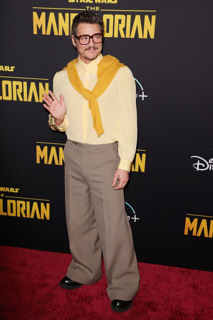 Ve středu 1. března prezentoval Pedro Pascal seriál The Mandalorian v dalším z netradičních outfitů. Tentokrát žluté košili a kalhotách s proklatě dlouhými nohavicemi.