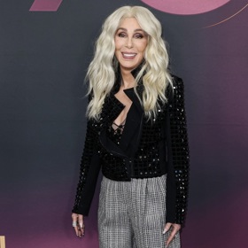 Cher nasadila blond paruku a pod flitrový blejzr oblékla trendy průhledný top se zdobením.