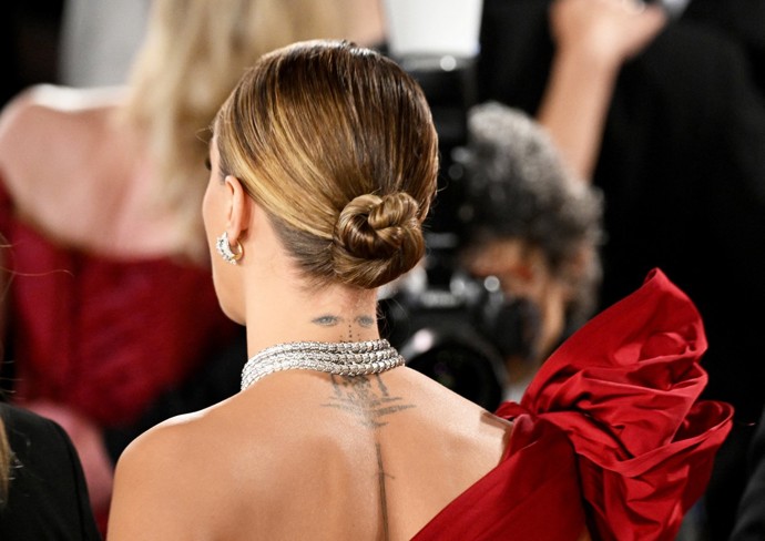 Výrazné šperky pocházely od značky Bulgari, o make-up se Caře postaral newyorský vizážista Hung Vanngo, o elegantní nízko posazený drdol pak vlasová stylistka Danielle Priano, která pečuje mimo jiné o herečku Jennifer Lopez nebo zpěvačku Dua Lipu.