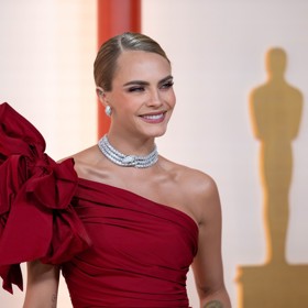 Stylisté Mariel Haenn a Rob Zangardi ji oblékli do šarlatové róby od Elie Saab, jejíž dominantu tvořila obří mašle na modelčině pravém rameni. Nechyběly jí ale ani dlouhý rozparek či praktické kapsy.