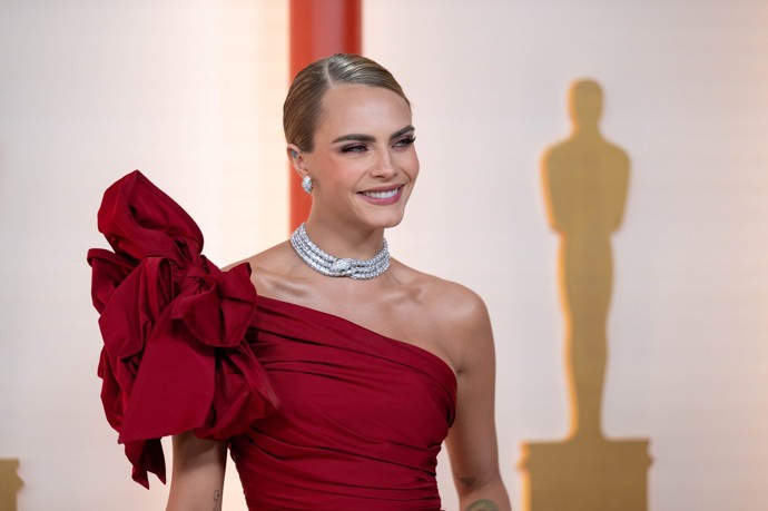 Stylisté Mariel Haenn a Rob Zangardi ji oblékli do šarlatové róby od Elie Saab, jejíž dominantu tvořila obří mašle na modelčině pravém rameni. Nechyběly jí ale ani dlouhý rozparek či praktické kapsy.