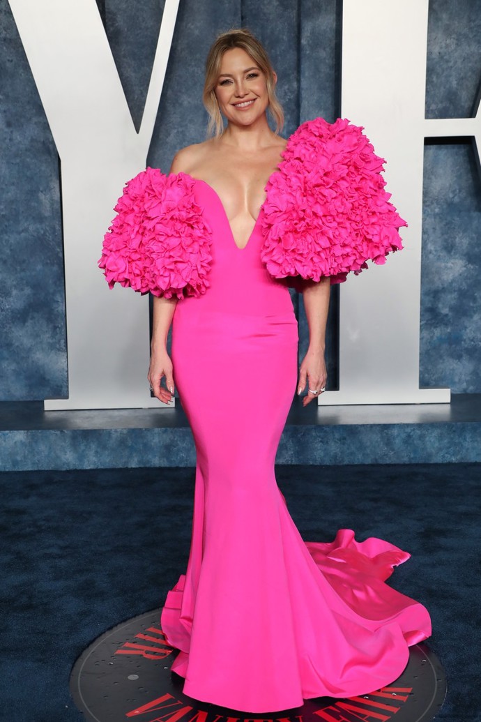 Zářivě růžový model oblékla herečka Kate Hudson. 