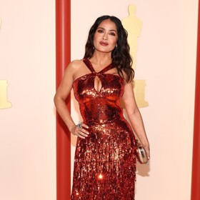 Salma Hayek ve flitrovém modelu Gucci. 