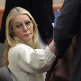 Pod kabátem ukrývala Gwynnie kromě hnědých kalhot se širokými nohavicemi také krémový rolák vlastní značky G. Label by Goop za 595 dolarů. Co ale diváky nadzvedlo ze židlí, byly hereččiny pilotky, které nápadně připomínají ty, jimiž se proslavil sériový vrah Jeffrey Dahmer.