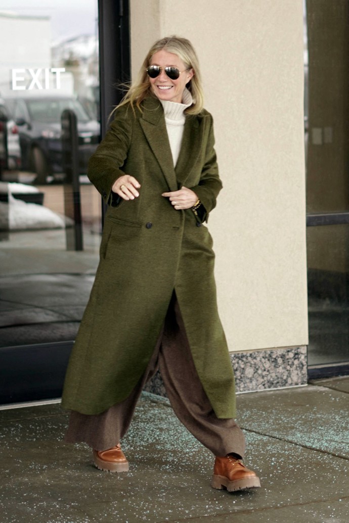 Gwyneth Patrow prožívá ožehavé chvilky. Lyžař, kterého údajně srazila na sjezdovce v roce 2016, se s ní soudí o odškodné. Herečka ale ani na lavici obžalovaných nezapomíná na svůj pověstný módní styl. Na přelíčení chodí oblečená do perfektně sladěných značkových kousků v neutrálních odstínech. Za minulý týden vystřídala dva kabáty, dva svetry, dvoje kalhoty, jeden oblek a polotričko s dlouhou sukní. V outfitu na fotce dorazila na první den soudního líčení.