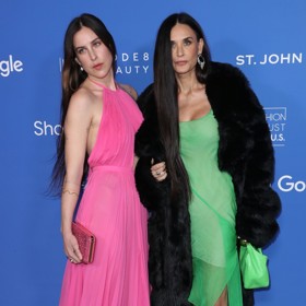 Že neonové kousky letí a nejsou jen pro mladé, dokázala nedávno herečka Demi Moore (60). S dcerou Scout vyrazila na předávání cen Fashion Trust U.S. a obě byly k nepřehlédnutí.