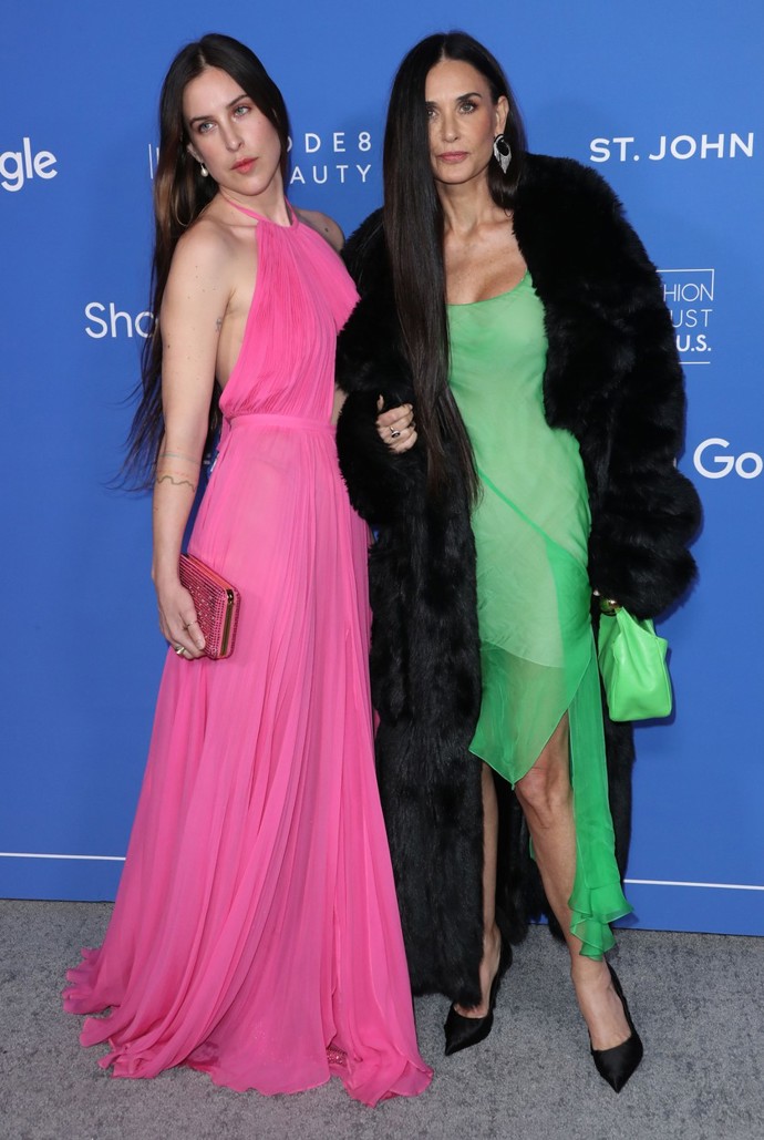 Že neonové kousky letí a nejsou jen pro mladé, dokázala nedávno herečka Demi Moore (60). S dcerou Scout vyrazila na předávání cen Fashion Trust U.S. a obě byly k nepřehlédnutí.