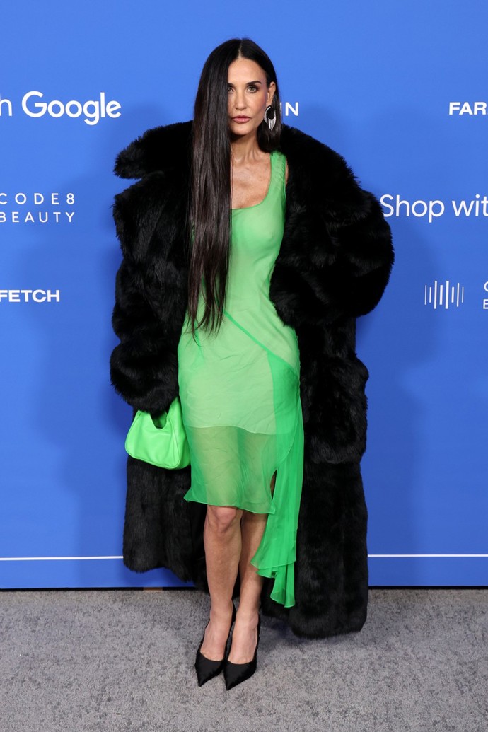 Demi Moore zvolila šifonové koktejlky ve svěží barvě Givenchy, které zpočátku skrývala pod pořádně huňatým černým kožíškem.