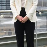 Blejzry z běžné konfekce střídá princezna Kate s těmi finančně nákladnějšími. Tento od Alexandera McQueena, který oblékla minulý týden na setkání se zástupci nadnárodních firem, patří do druhé skupiny.