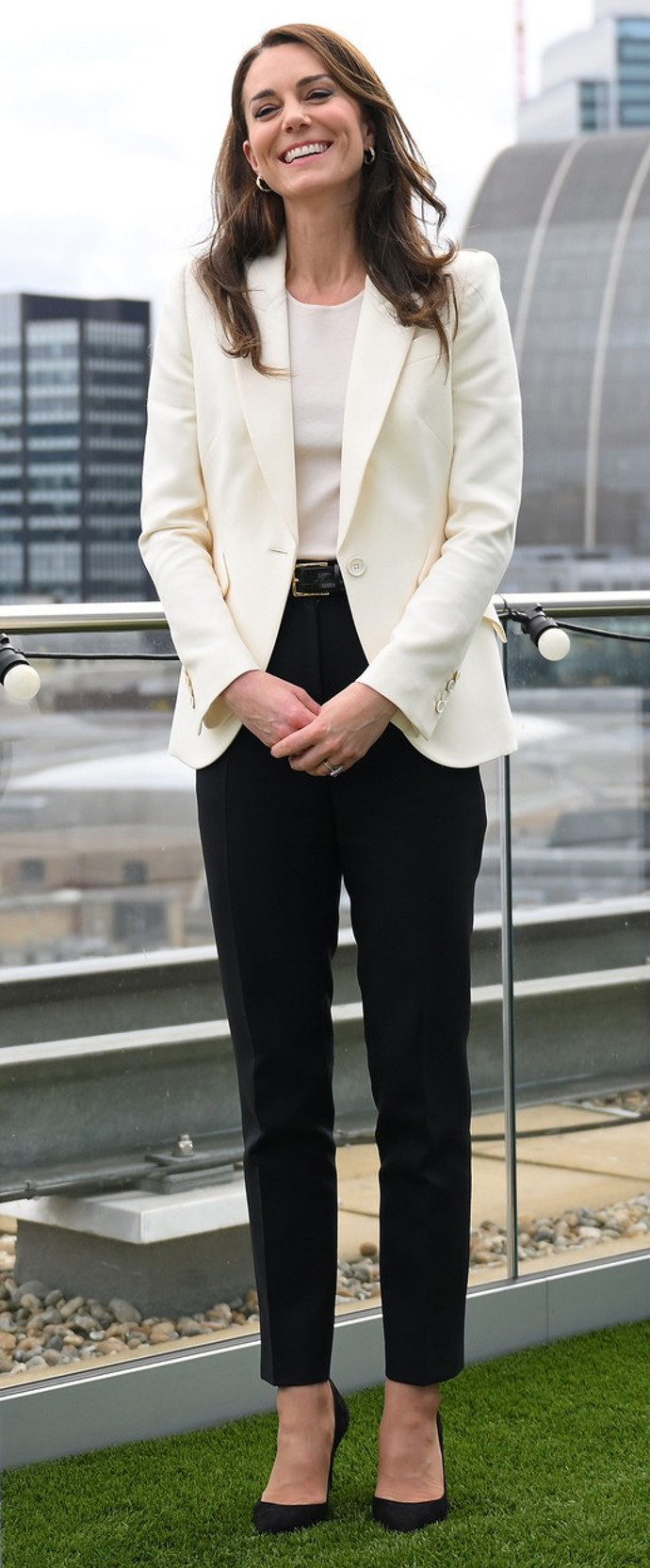 Blejzry z běžné konfekce střídá princezna Kate s těmi finančně nákladnějšími. Tento od Alexandera McQueena, který oblékla minulý týden na setkání se zástupci nadnárodních firem, patří do druhé skupiny.