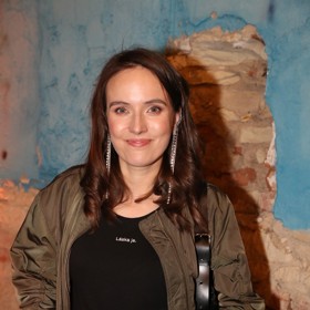 Náušnice Tereze přirostly k srdci. A zjevně i k uchu. Nesundala je totiž ani na pražské afterpárty po projekci.