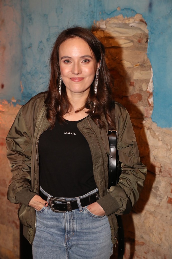 Náušnice Tereze přirostly k srdci. A zjevně i k uchu. Nesundala je totiž ani na pražské afterpárty po projekci.