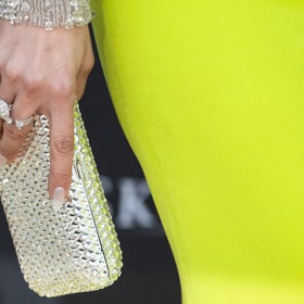 Nechybělo ani pouzdrové psaníčko obsypané kříšťálem.