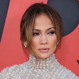 Jennifer doladila svůj neonový model s křišťálovými aplikacemi šperky s tzv. lab–grown diamanty.