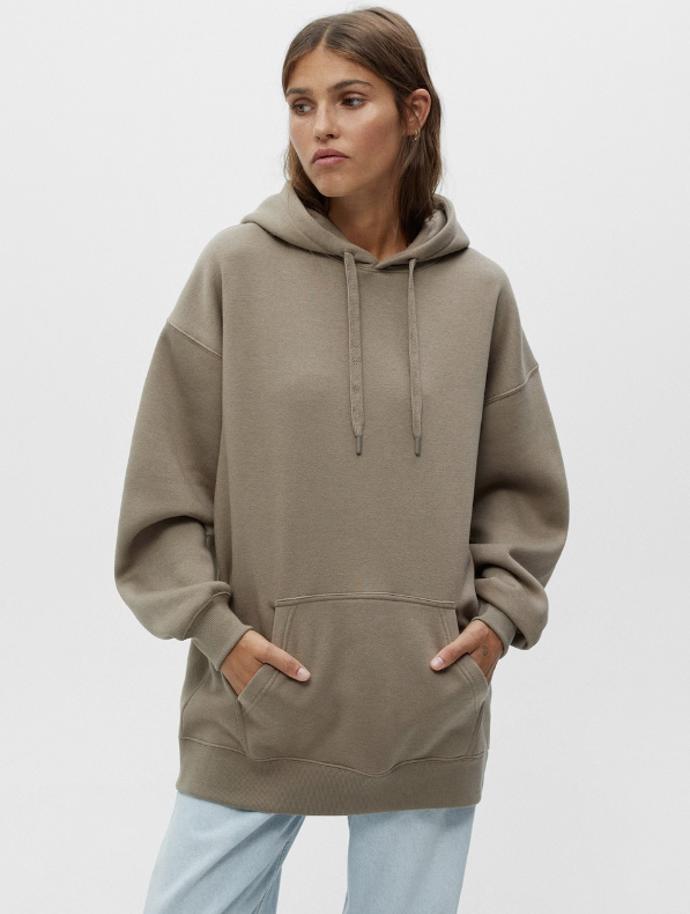 Tlumené barvy, prodloužené délky, pohodlný střih. K jednoduchým kalhotám cigaretového střihu a trenčkotu ideální varianta z kolekce značky Pull&Bear za 549 Kč