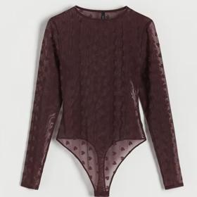 Klasické body je obvykle součástí nejspodnějších vrstev našeho oděvu. Proč s ním ale nejít na světlo? Srdíčkovaný tyl a dlouhé rukávy dodají šmrnc šatům bez rukávů, nebo se bude krásně vyjímat v klasické fazóně saka. Reserved, 599 Kč