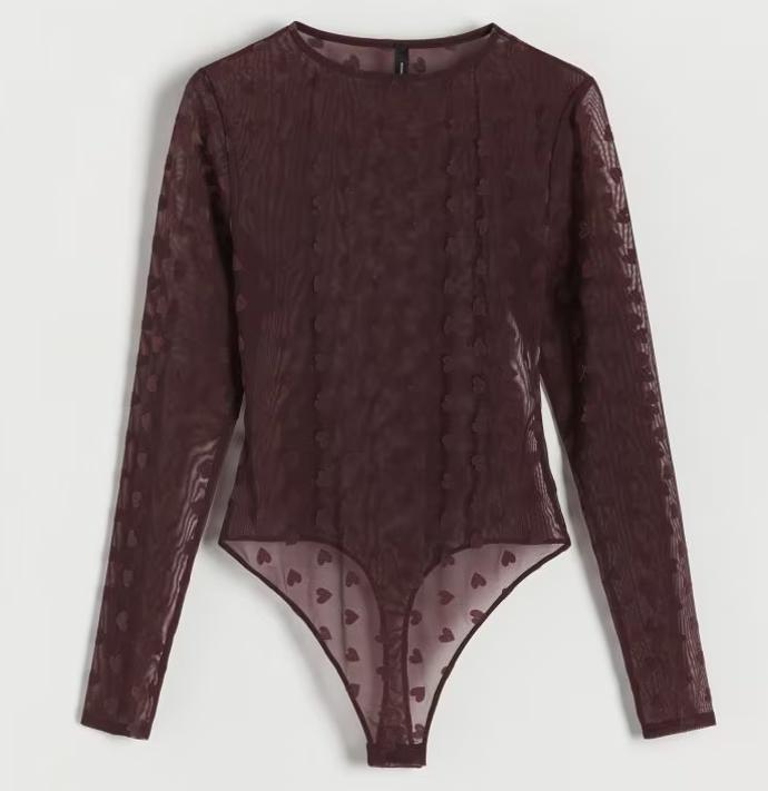 Klasické body je obvykle součástí nejspodnějších vrstev našeho oděvu. Proč s ním ale nejít na světlo? Srdíčkovaný tyl a dlouhé rukávy dodají šmrnc šatům bez rukávů, nebo se bude krásně vyjímat v klasické fazóně saka. Reserved, 599 Kč