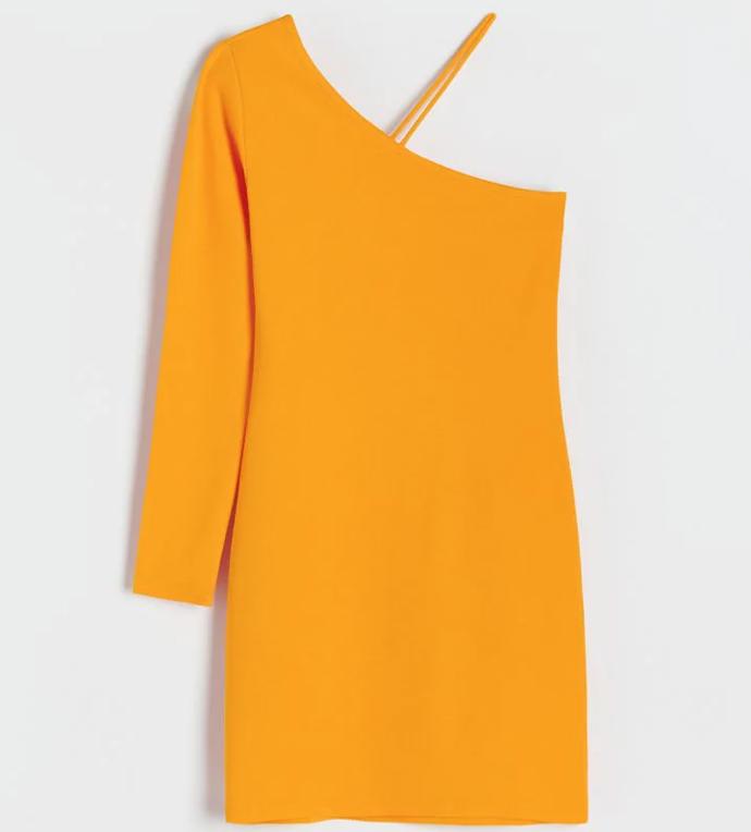 Asymetrické prvky spolu se zářivými barvami umí vytvořit hit i z naprosto jednoduchého kousku. Minišaty Reserved, 659 Kč