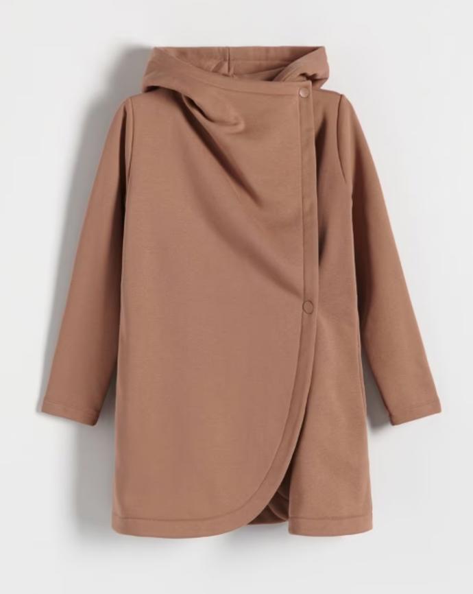 Propínací mikina po vzoru kardiganu přidá další vrstvu jednoduchým outfitům a vám zaručí vedle stylu také patřičnou tepelnou pohodu. Asymetrický střih mikiny Reserved, 999 Kč