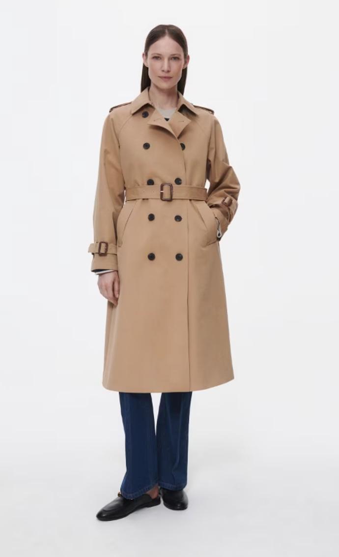 Propracovaný model s vyšší gramáží všech použitých textilií. To je klasický trenčkot od značky Reserved, kolekce Premium. Cena: 3 990 Kč