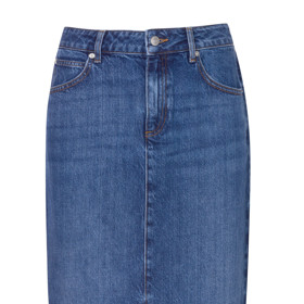 Denim, to nejsou jen džíny. Aby to nebyla nuda, zkuste do své jarní výbavy zakomponovat znovuobjevenou novinku - džínovou sukni v maxi délce. Reserved, 899 Kč