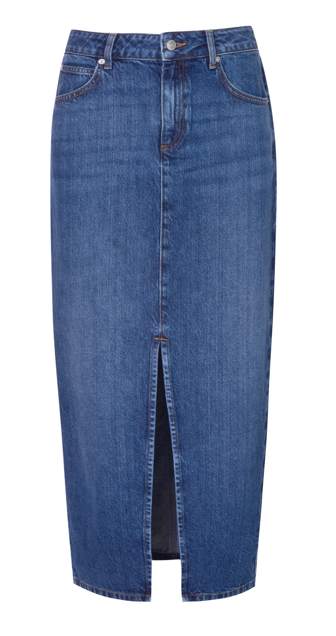 Denim, to nejsou jen džíny. Aby to nebyla nuda, zkuste do své jarní výbavy zakomponovat znovuobjevenou novinku - džínovou sukni v maxi délce. Reserved, 899 Kč