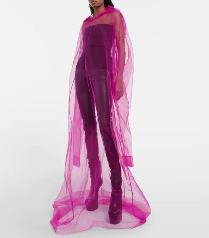 Neonovým barvám také není transparentní look zapovězen. Důkazem, jak skvěle využít průsvitné vlastnosti tylu, budiž zajímavý počin z dílny Ricka Owense (460 eur).