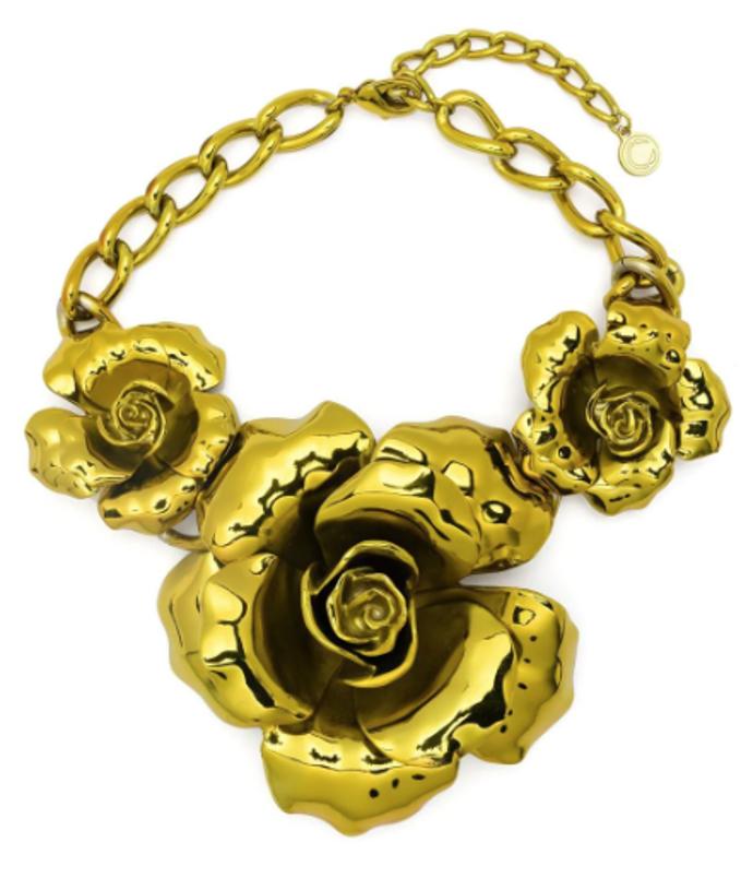 Masivní náhrdelník je vždy dobrou investicí. Ať už jej využijete pro okázalé příležitosti, nebo jím pozvednete jednoduchý bílý top či pouzdrové šaty, pozornosti nikdy neunikne. Luxusní model pochází z kolekce Roberto Cavalli.