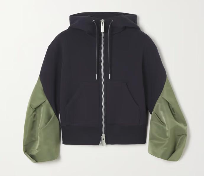 Kreativní zásah designérů umí s původním pojetím opravdu zatočit. Kombinace odlišných materiálů na rukávech dovede i z tak běžného kousku, jakým je "hoodie" s propínáním na zip, vytvořit nepřehlédnutelnou podívanou. Sacai, 14 200 Kč